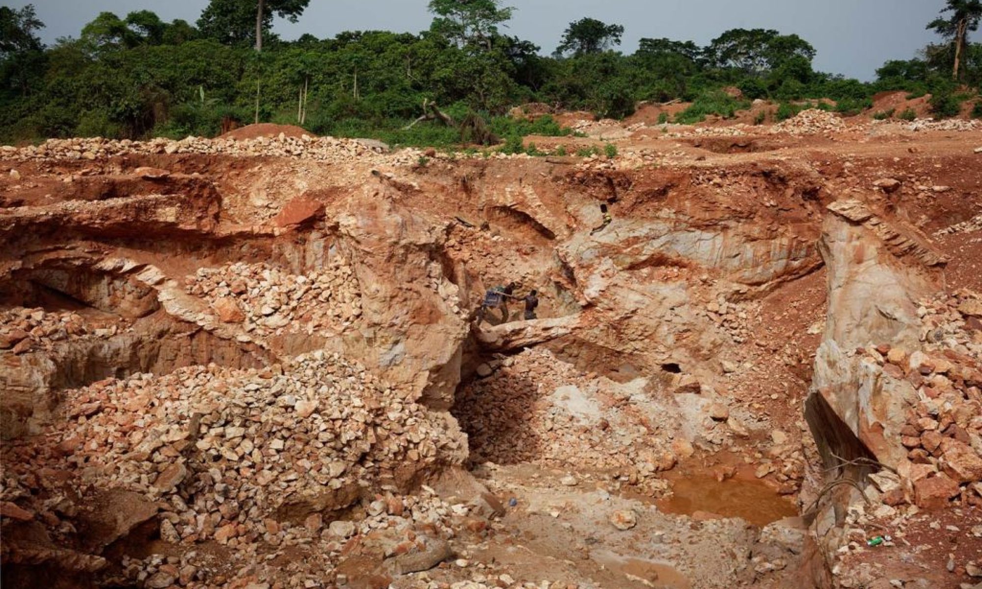 Landslide at illegal Angolan gold mine kills 28