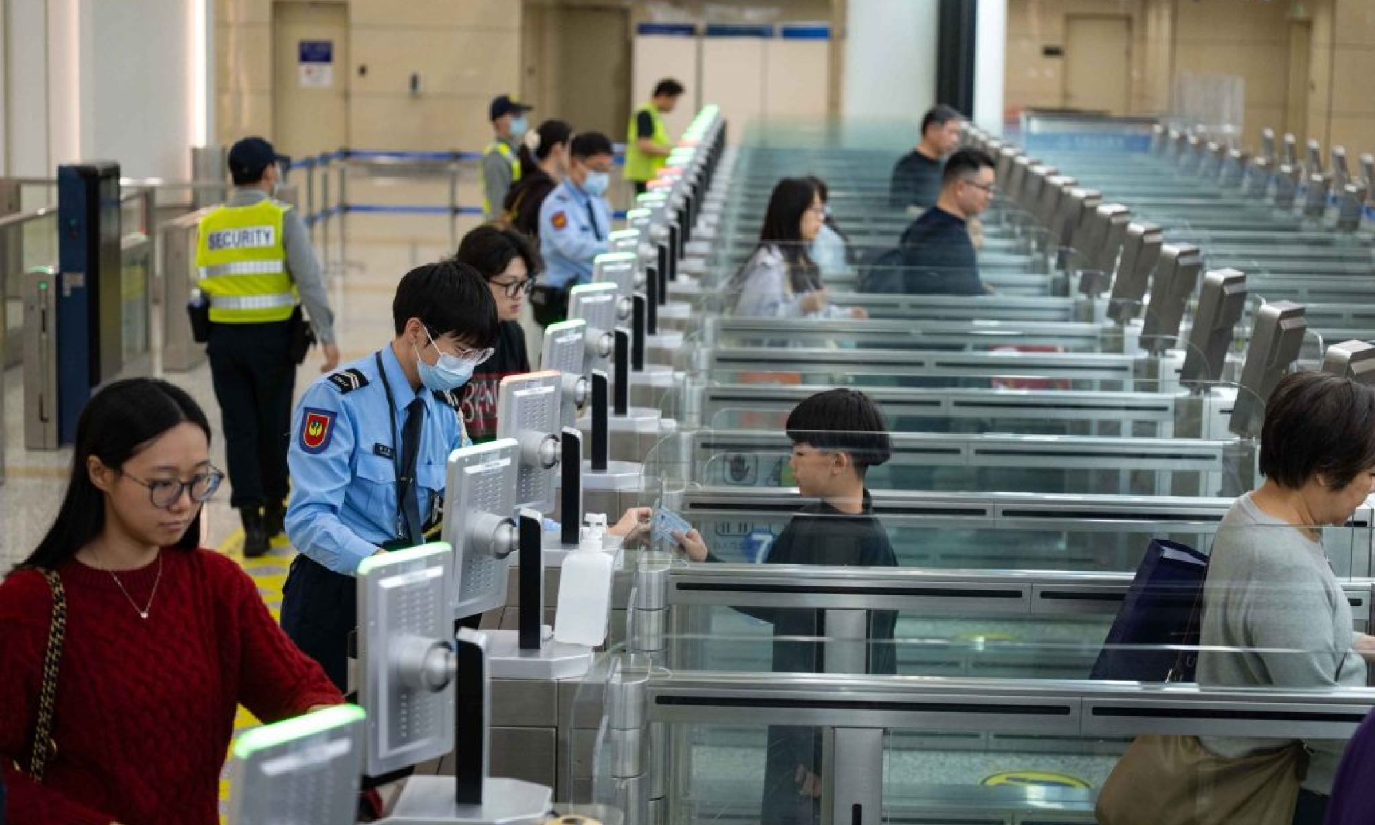 SAR residents can now cross between Macao and Zhuhai with just one document