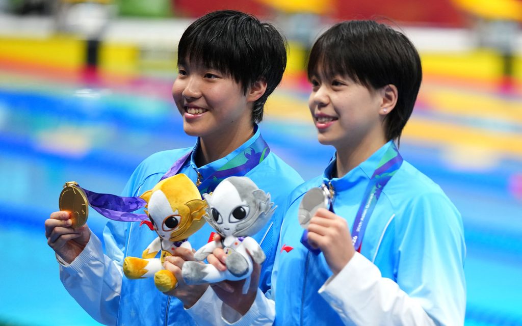 Yu Zidi (left) and silver medallist Chang Mohan (right) at the medal ceremony for the women's 200m butterfly final in Tokyo