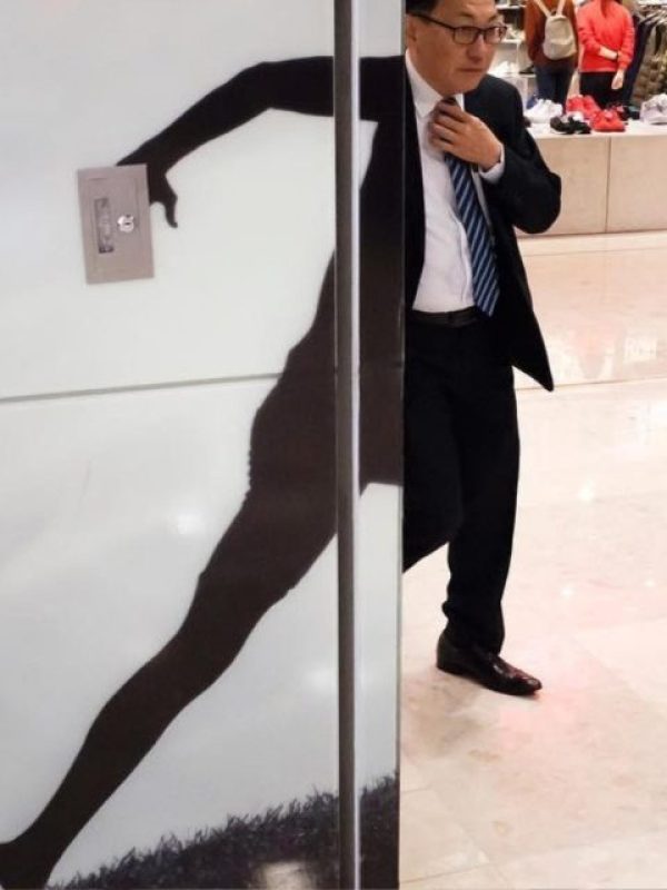 Man in a hurry Man In a Hurry: Meet Hong Kong street photographer Edas Wong