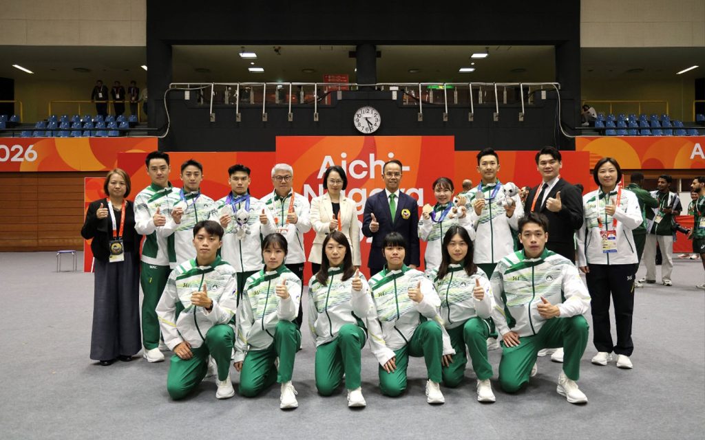 The Secretary for Social Affairs and Culture poses with members of Macao's karate delegation