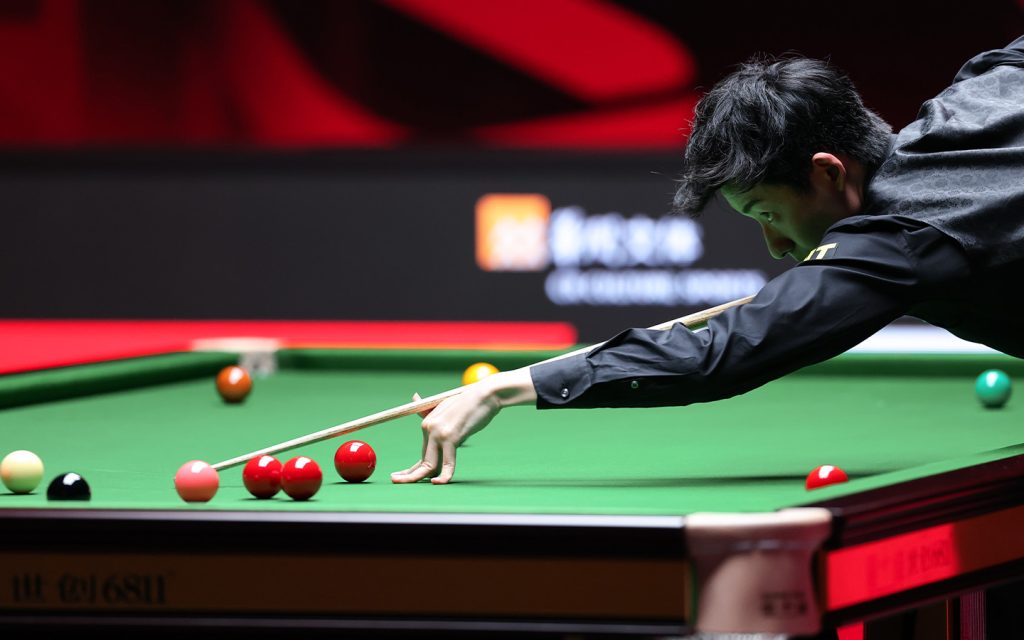 Wu Yize in action against fellow Chinese player Yuan Sijun in the Shenzhen Open final on 4 October